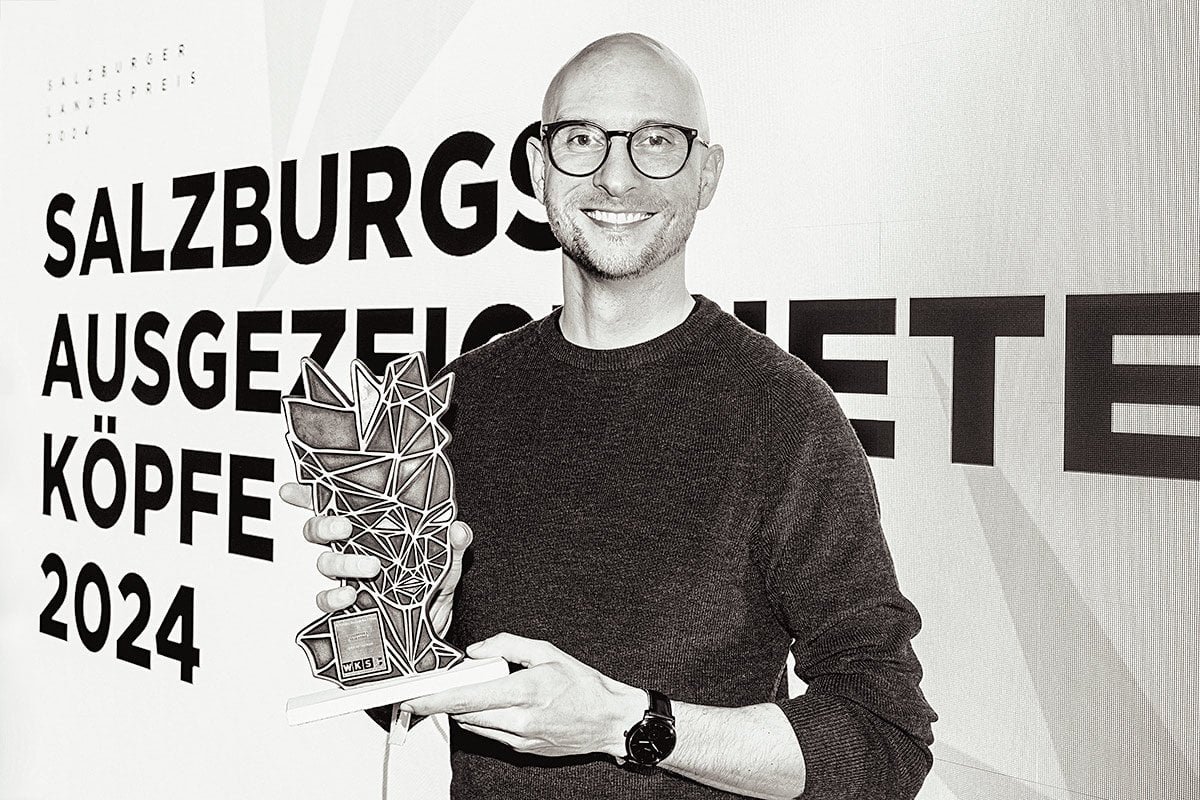 Christian Jammernegg mit dem Salzburger Landespreis in den Händen.