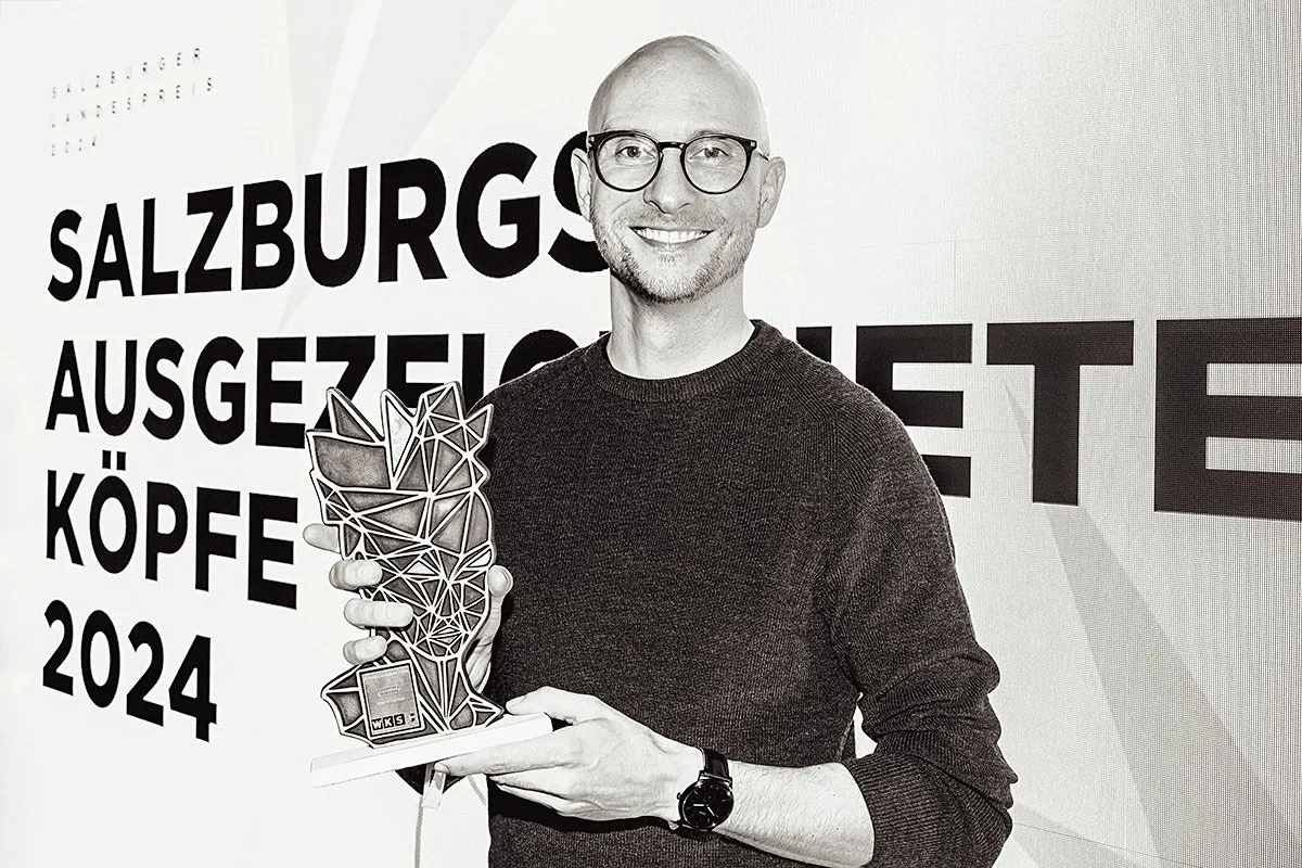 Christian Jammernegg mit dem Salzburger Landespreis in den Händen.