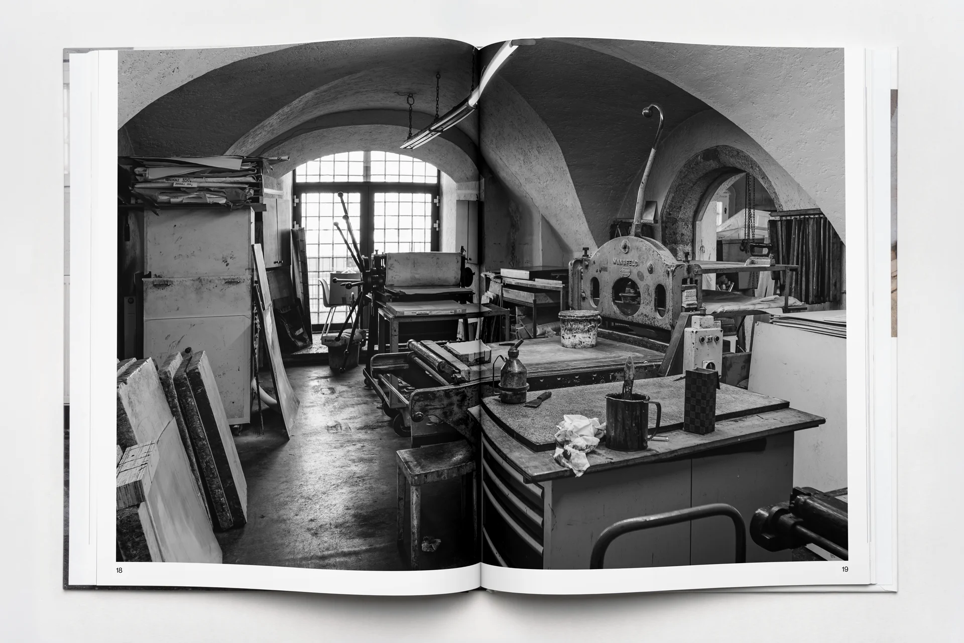 buch anniversarium 70 jahre grafische werkstatt im traklhaus seite 18 19